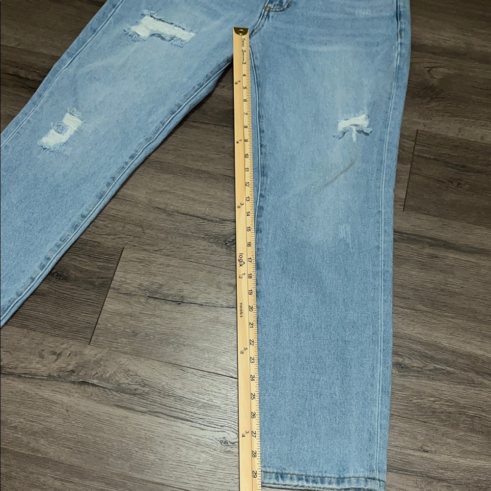 Guess "Boyfriend" fit jeans in a light-wash denim. - Picture 6 of 8